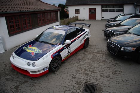 Honda Integra’en raceren er bygget hjemme på værkstedet i Tvede, hvor Borum også driver sin forretning med import og salg af biler.